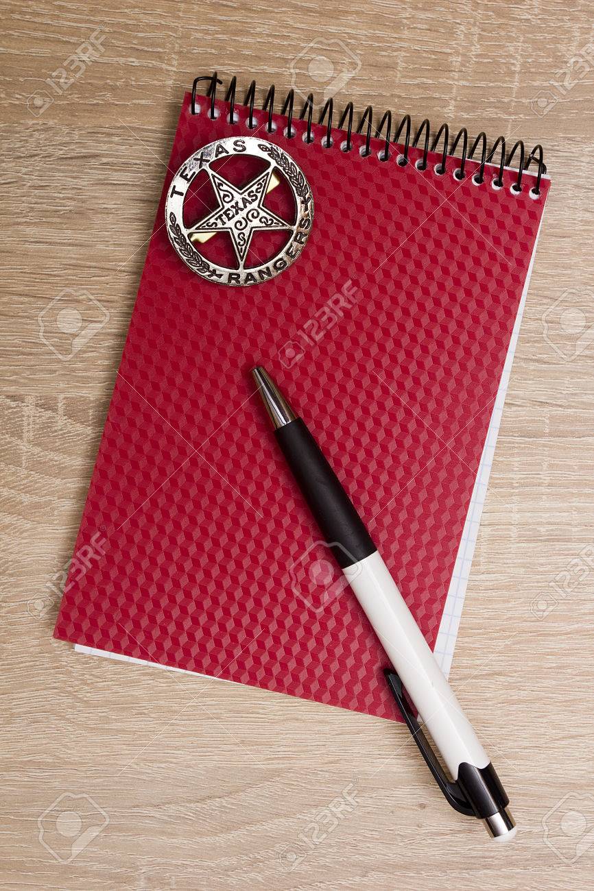 ペンとテキサス レンジャー バッジで警察手帳。 の写真素材・画像素材