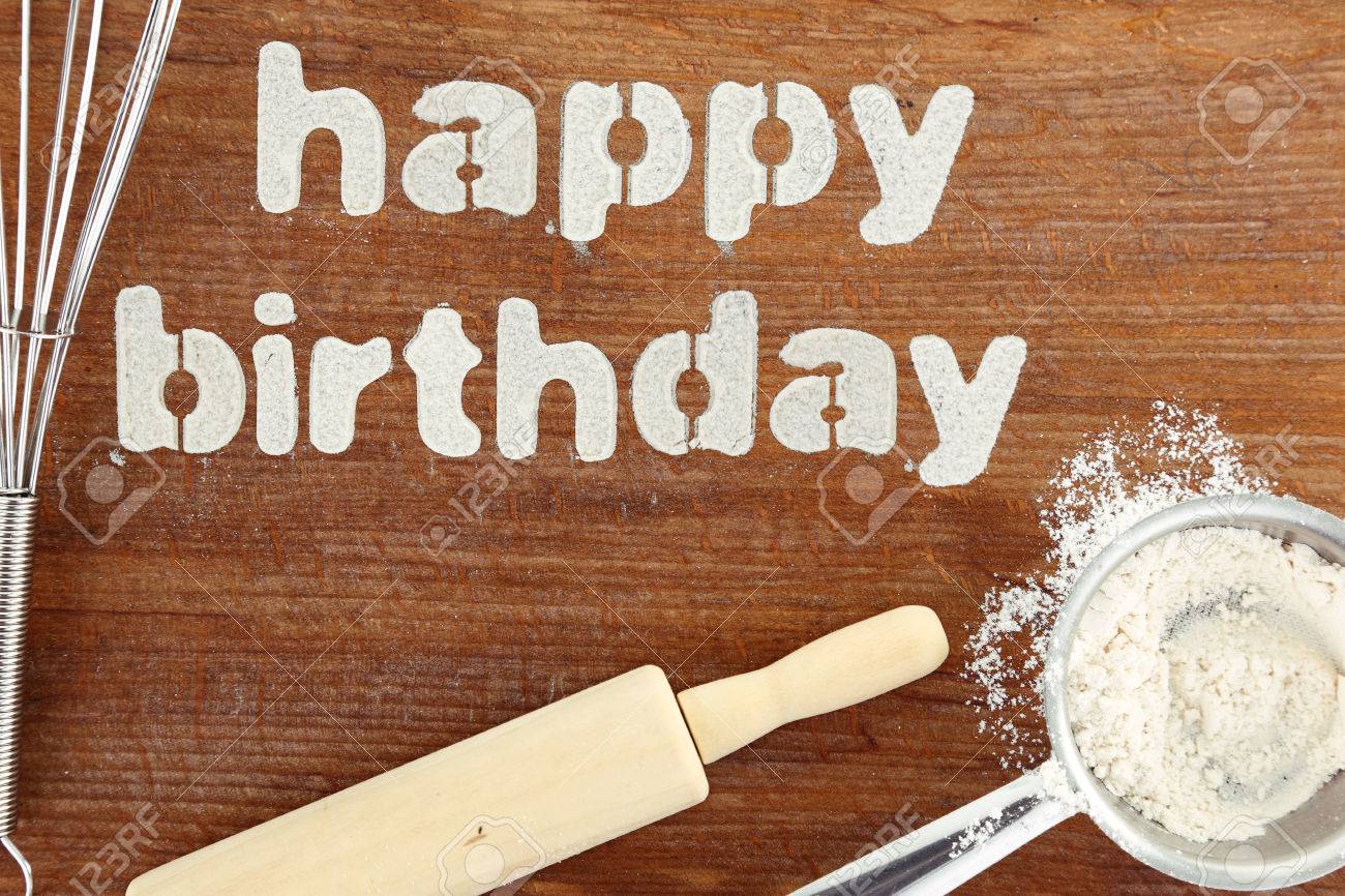 Pochoir Mots Joyeux Anniversaire A Base De Farine Sur La Table En Bois Banque D Images Et Photos Libres De Droits Image