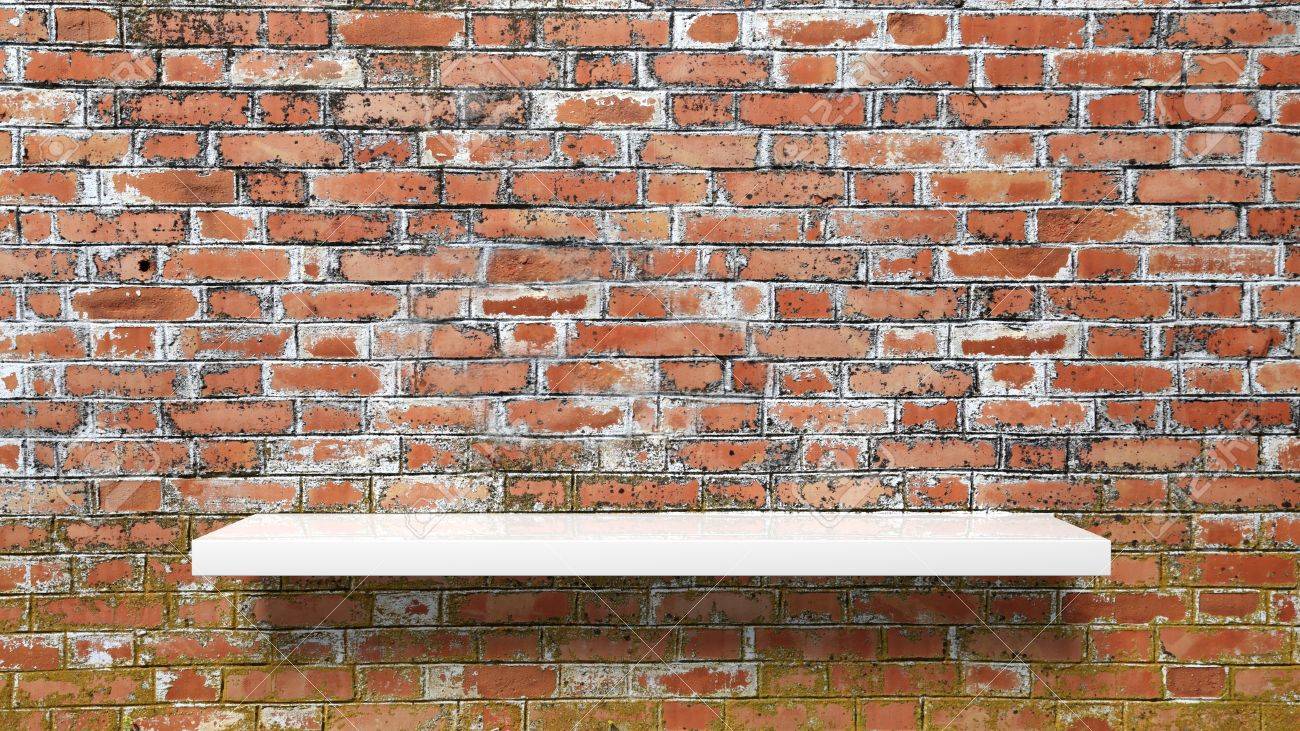 полки в кирпичной стене