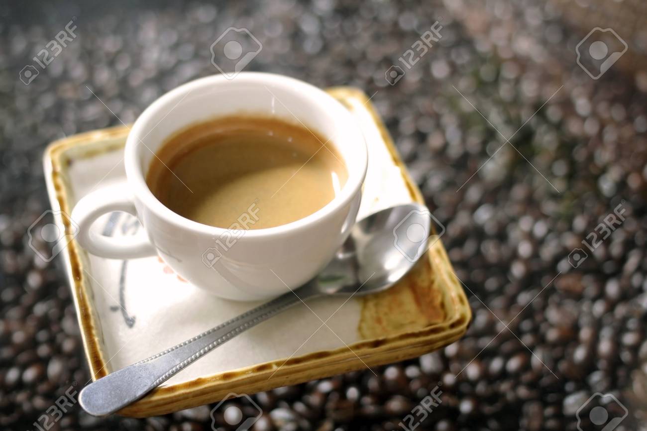 コーヒー豆のクレマと熱いエスプレッソ コーヒーのカップは 背景をぼかし テキストのスペースにコピーします ビンテージ トーン の写真素材 画像素材 Image コーヒー豆のクレマと熱いエスプレッソ コーヒーのカップは 背景をぼかし テキストのスペースにコピーします ビンテージ トーン の写真素材 画像素材 Image