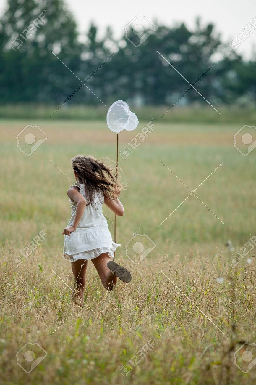 虫取り網で蝶を走っている少女 の写真素材 画像素材 Image