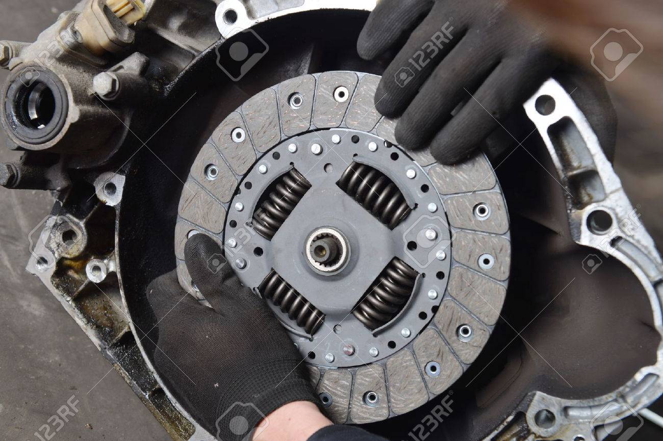 車のクラッチ 自動車修理工は変化クラッチ の写真素材 画像素材 Image