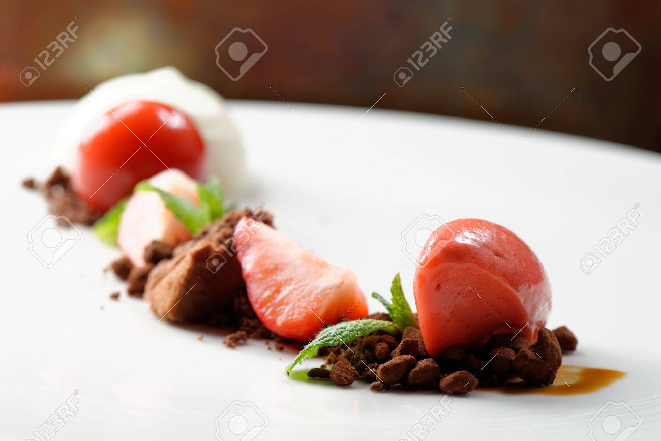 Gastronomie Dessert Creme Glacee A La Fraise Mousse Au Chocolat