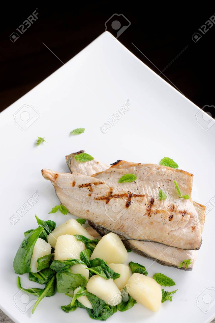 ジャガイモとほうれん草のグリル白魚の刺身します の写真素材 画像素材 Image