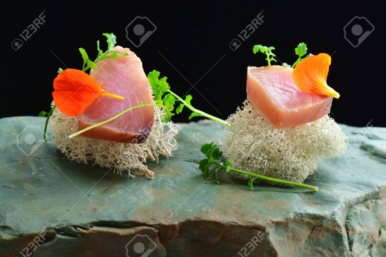 高級レストラン ハーブとスポンジに新鮮な生マグロ マグロ刺身 の写真素材 画像素材 Image