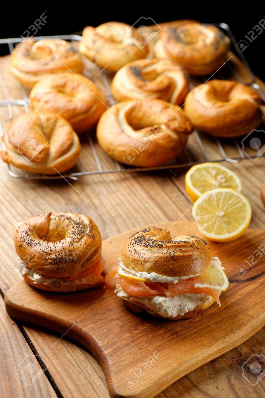 Bagel Frais Et Cuit Au Four Rempli De Saumon Fume Et De Fromage A