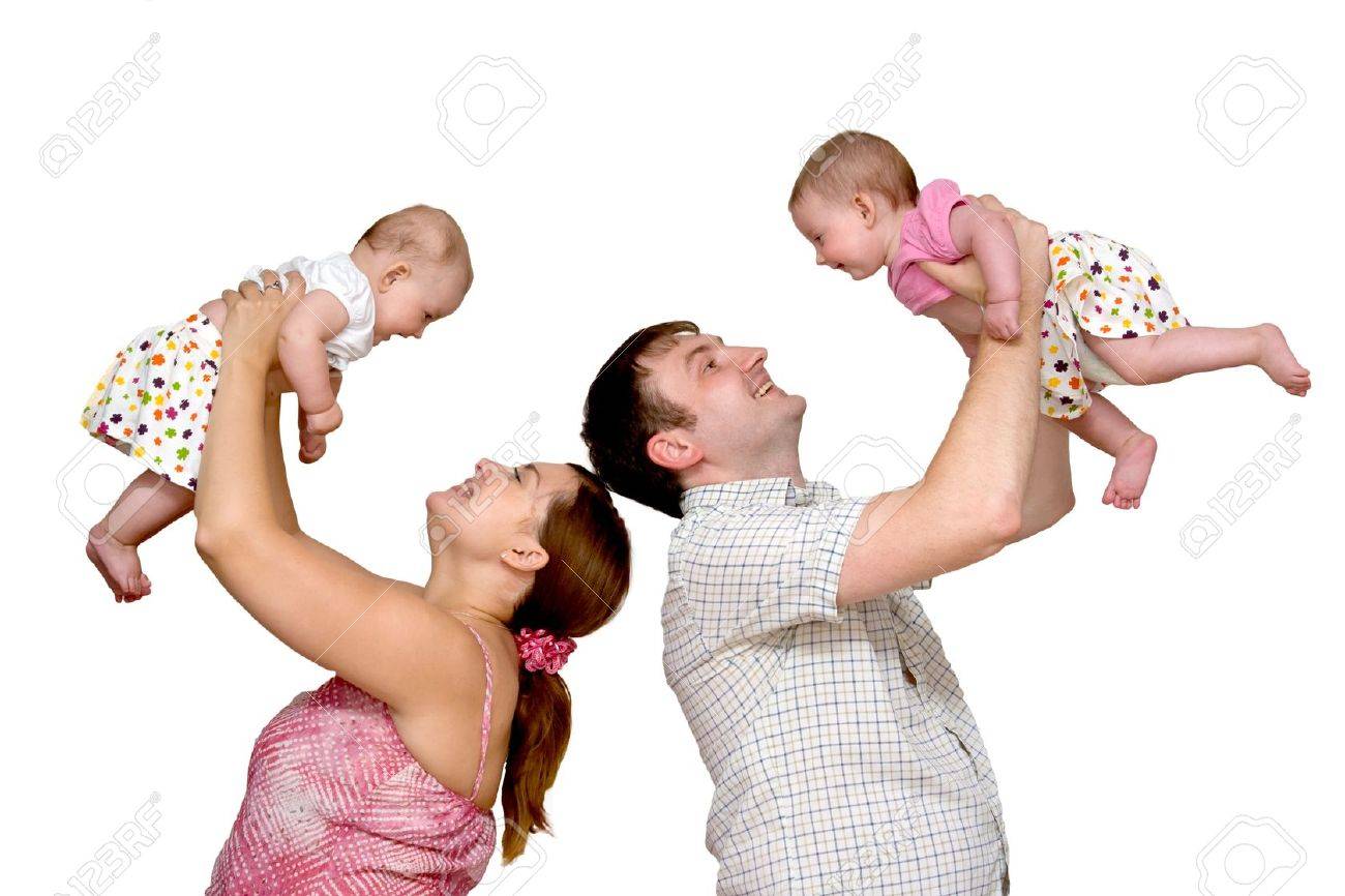 Mere Et Pere Qui Eleve Et Rire Avec Les Filles Deux Bebes Minuscules S Urs Jumelles Banque D Images Et Photos Libres De Droits Image