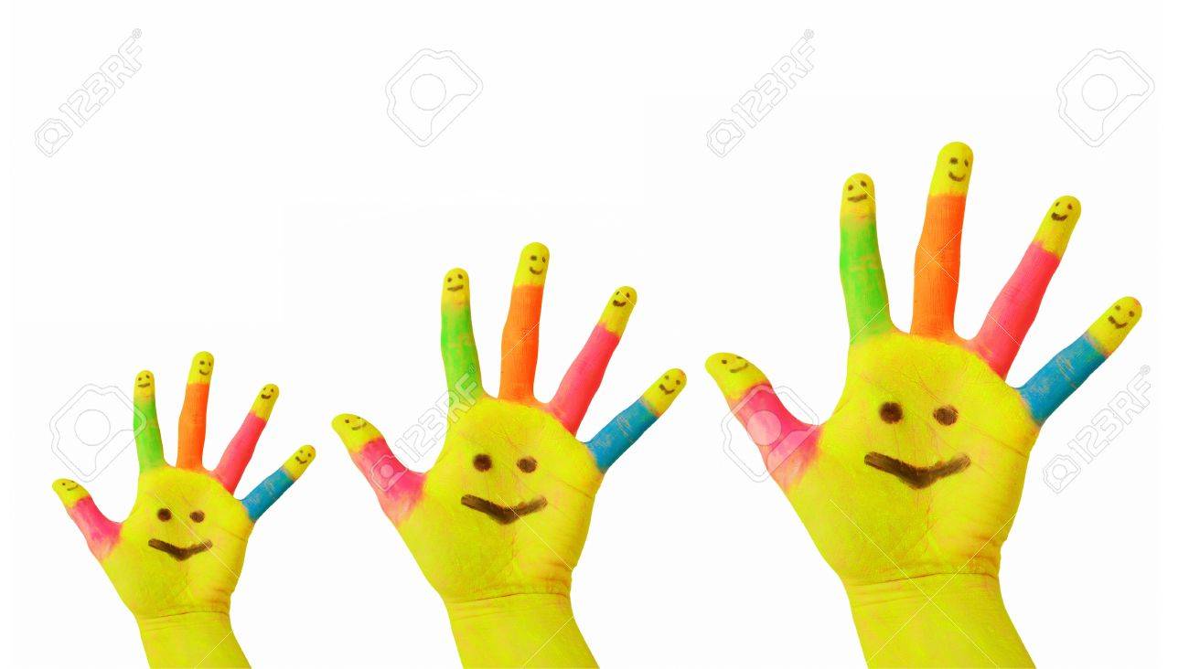 Happy Family Sourires Heureux Pere Mere Bebe Colores Mains Peintes Avec Le Visage De Smiley Dessine Sur Les Paumes Jaunes Et Chaque Doigt Joie Et De Plaisir Isole Sur Fond Blanc Banque