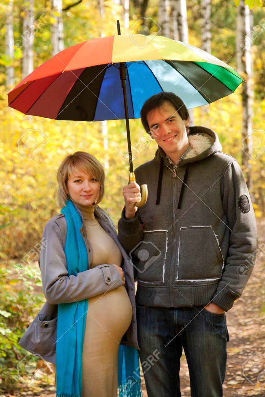 美しい妊娠中の女性と虹のカラフルな傘の下で秋の森を歩く男 の写真素材 画像素材 Image 7950 美しい妊娠中の女性と虹のカラフルな傘の下で秋の森を歩く男 の写真素材 画像素材 Image 7950