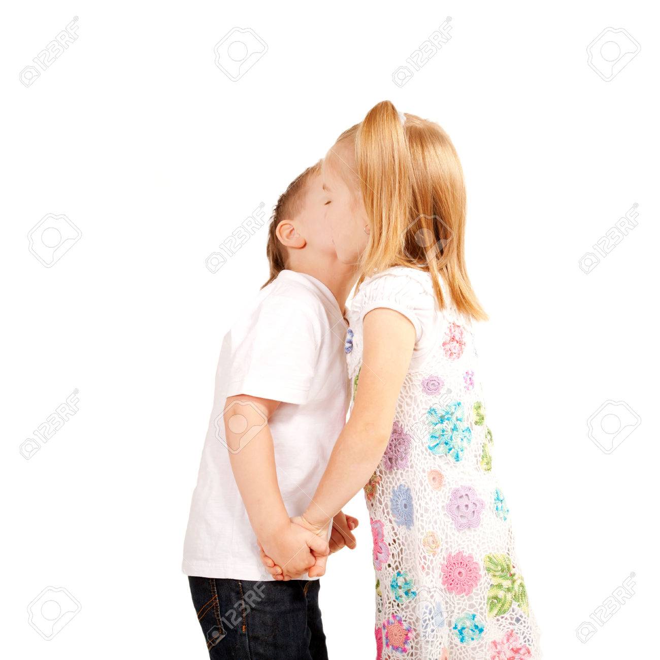 子供 男の子と女の子キスと手を繋いでいるのカップル 愛とバレンタインデーのコンセプトです 白で隔離されます の写真素材 画像素材 Image