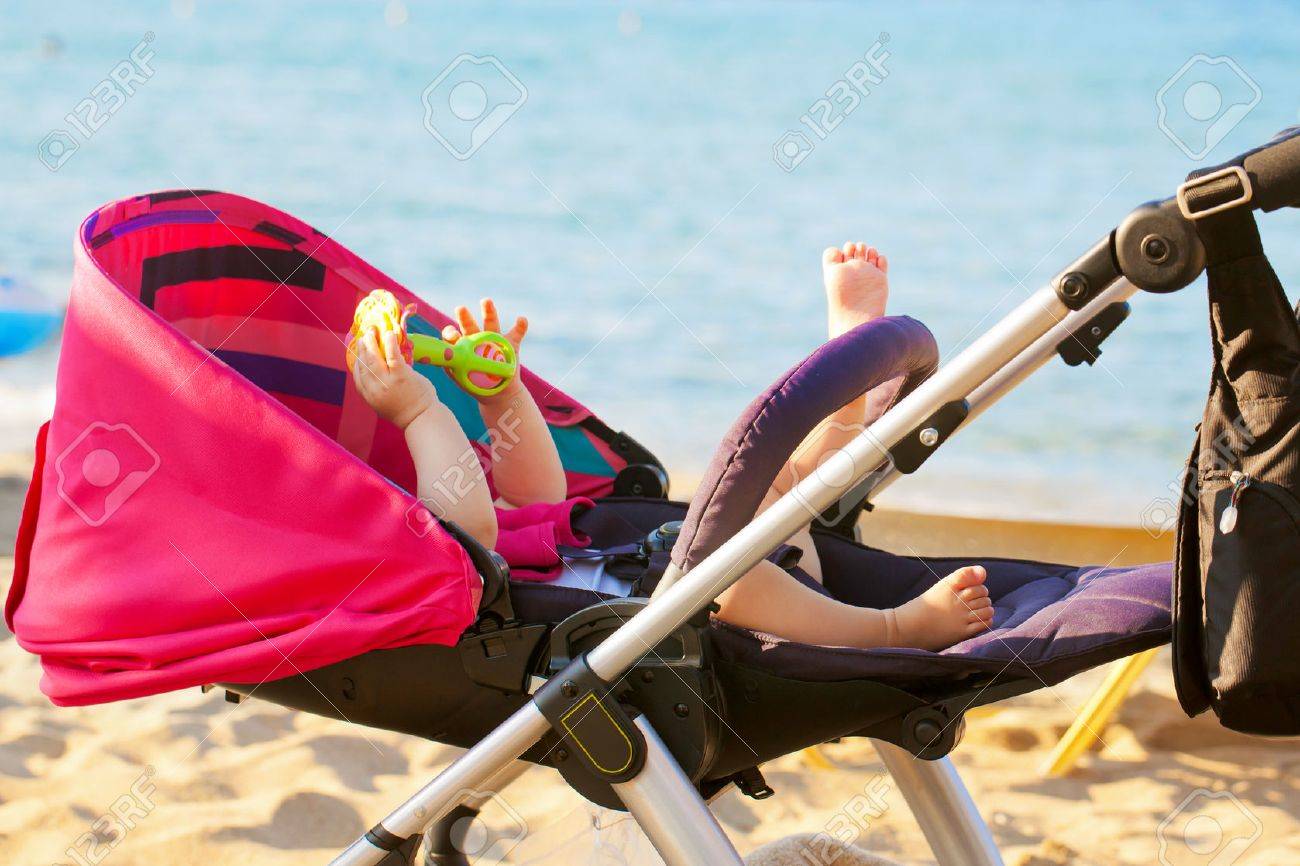 Bebe Couche Dans Une Poussette Sur La Plage Sur Le Fond De La Mer Vacances D Ete Banque D Images Et Photos Libres De Droits Image