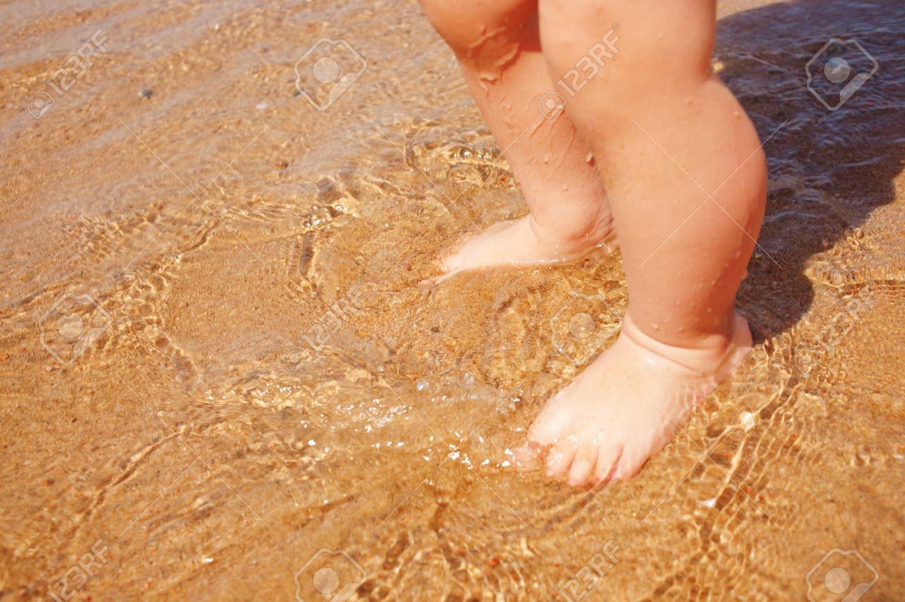 Pieds De Bebe Dans L Eau A La Plage De Sable Sur Le Front De Mer Banque D Images Et Photos Libres De Droits Image