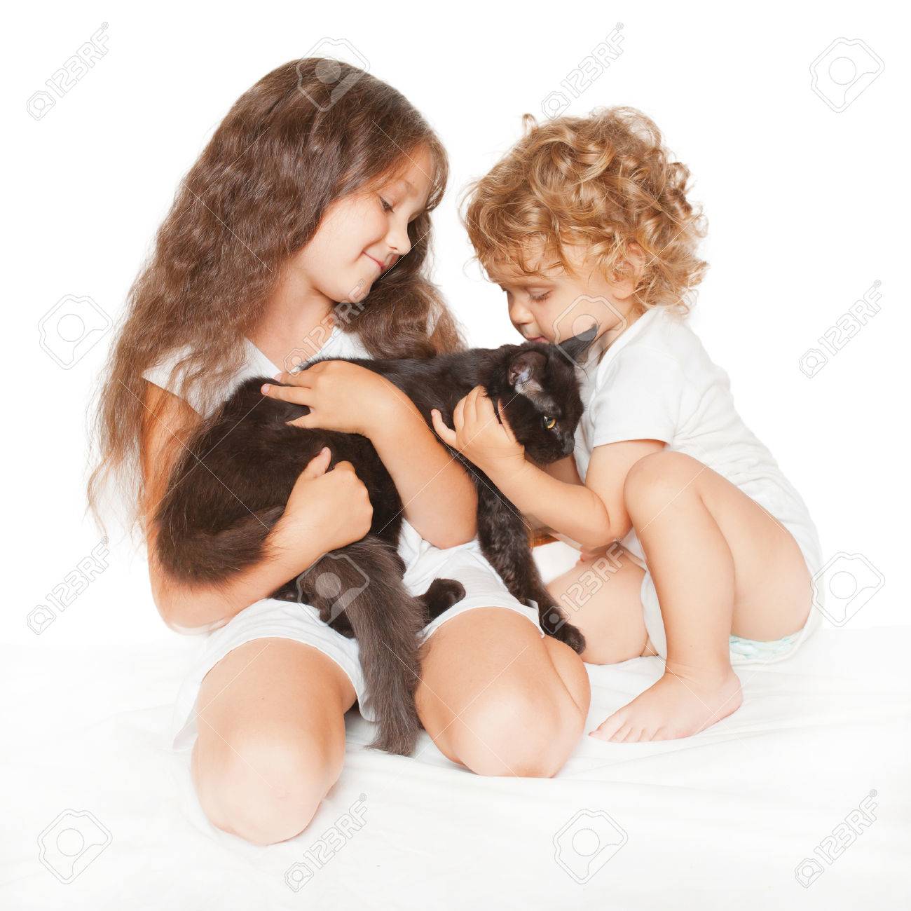 Deux Des Enfants Heureux L Enfant Et Le Bebe Jouer Avec Maine Coon Chaton Isole Sur Fond Blanc Banque D Images Et Photos Libres De Droits Image