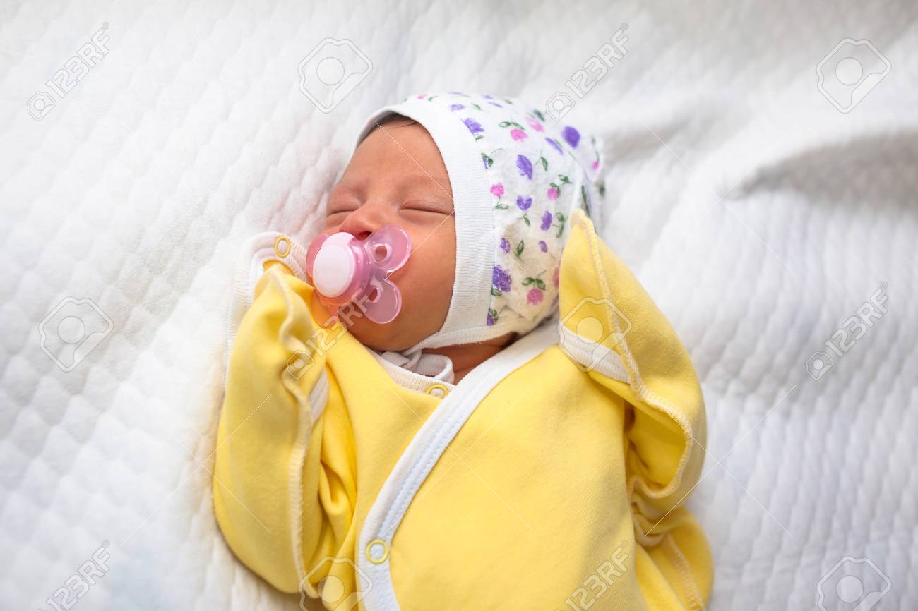 生まれたばかりの赤ちゃんは 乳首を吸います 生まれたばかりの赤ちゃんは甘く眠る 新しい生活 小さな赤ちゃん の写真素材 画像素材 Image