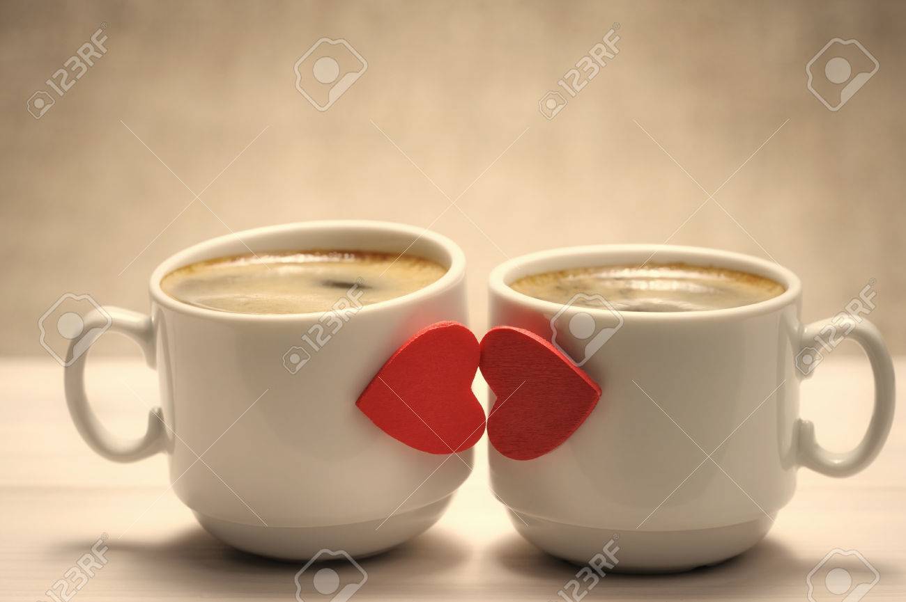 Dos Tazas De Café Con Corazones Rojos Como Labios Besando Fotos, retratos,  imágenes y fotografía de archivo libres de derecho. Image 27562485