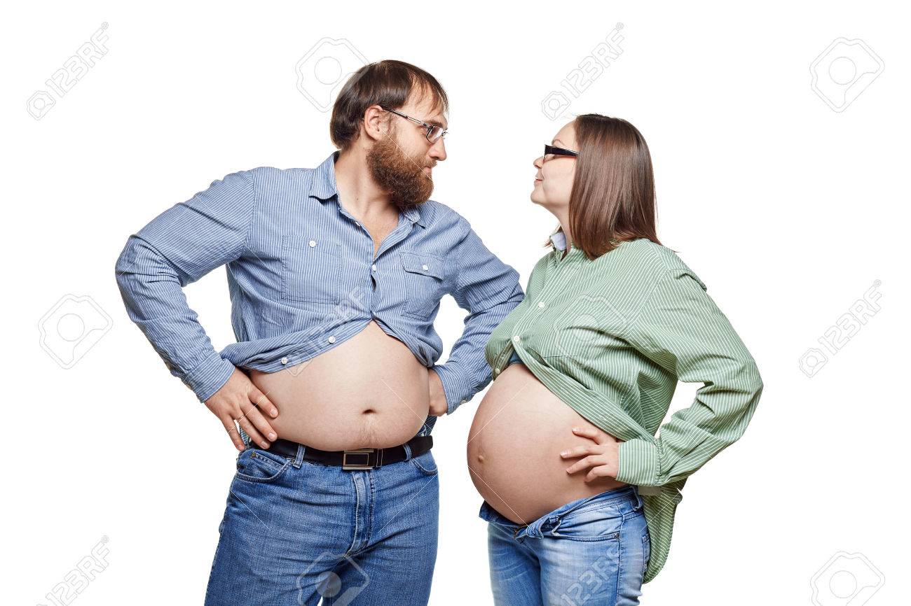 おなかに白い背景に 白い背景で隔離の妊娠中の女性と太った男 の写真素材 画像素材 Image