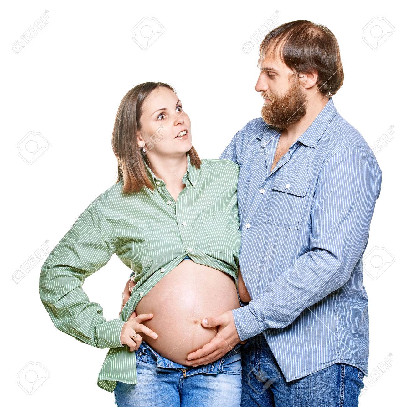 おなかに白い背景に 白い背景で隔離の妊娠中の女性と太った男 の写真素材 画像素材 Image