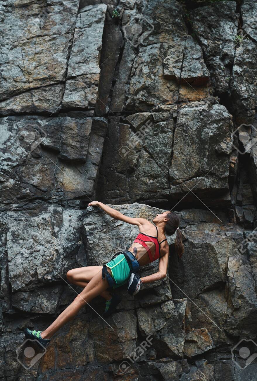 魅力的なスリムな筋肉の若い女性ロッククライマーは 花崗岩の崖に厳しいスポーツルートに登る 休息とチョークの手 屋外ロッククライミング エクササイズ アクティブなライフスタイルコンセプト の写真素材 画像素材 Image