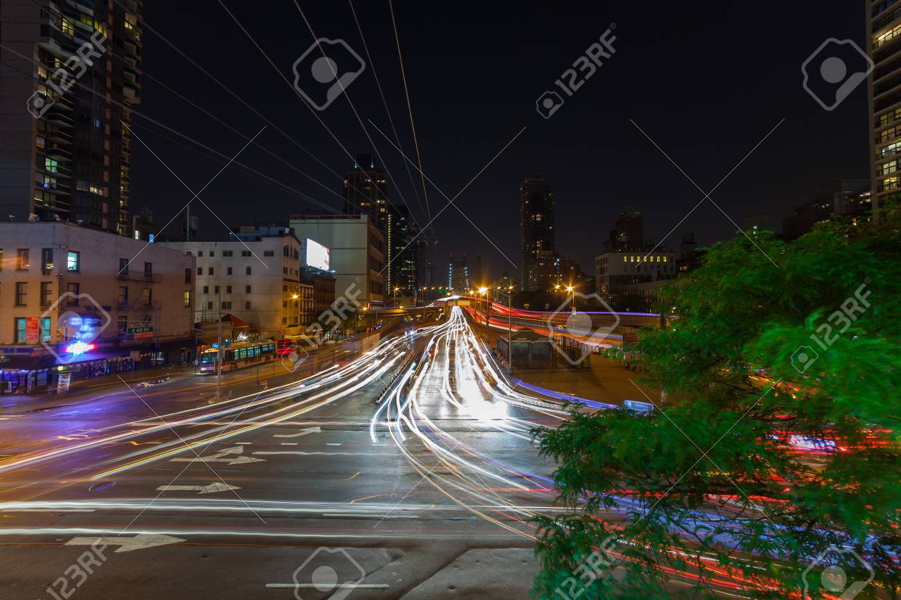 露出　夜 夜のマンハッタンでアメリカのアベニューに沿って長い露出写真。の写真素材・画像素材 Image 82363703