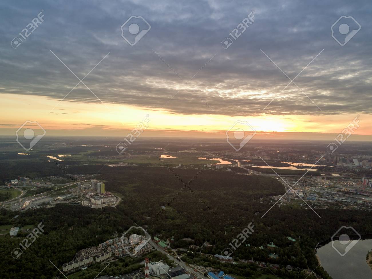 Vue Aérienne Sur Le Paysage Urbain De Moscou Au Coucher Du Soleil Grand Angle Tiré De Lest à Louest