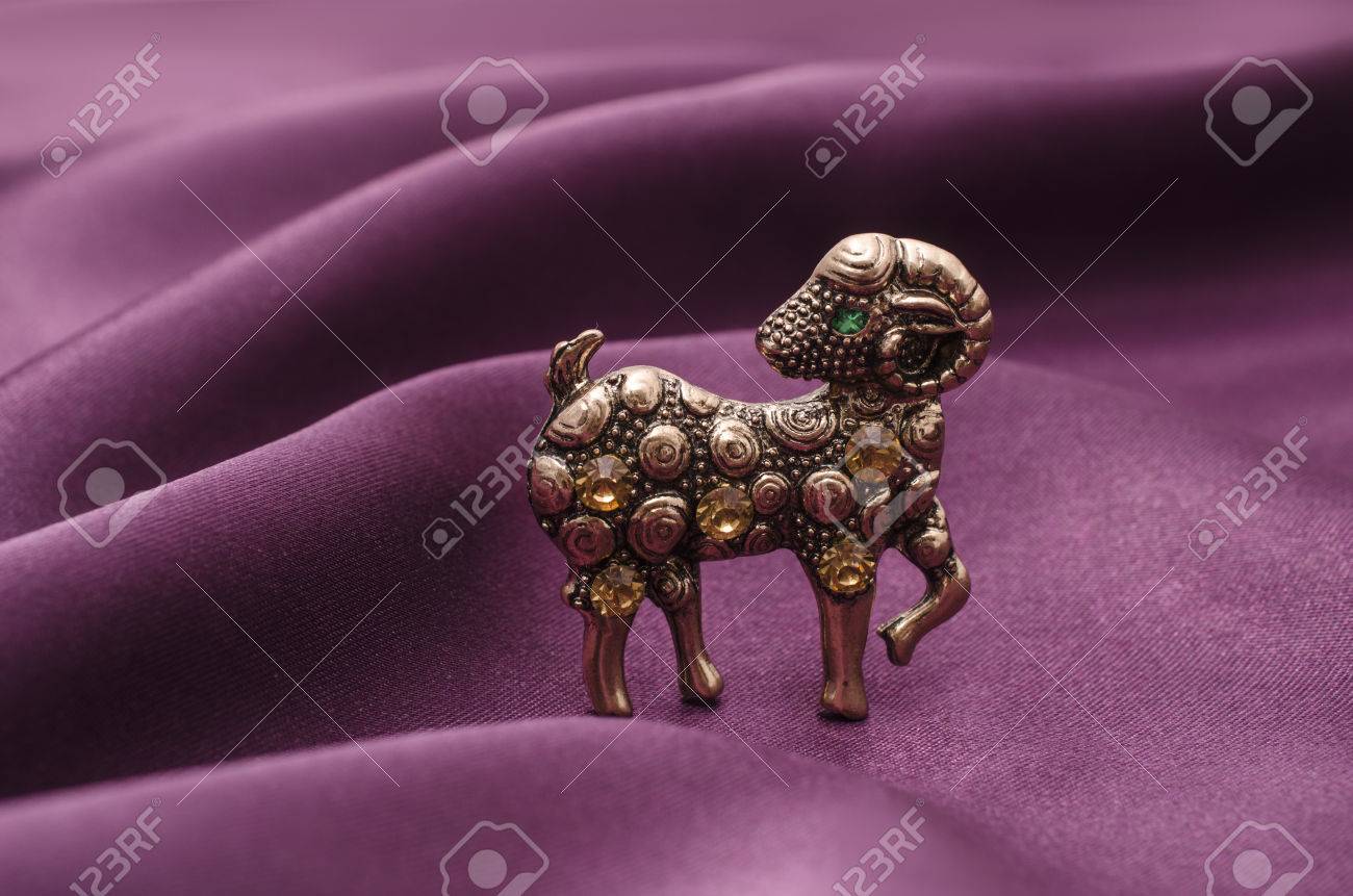 シルク生地に牡羊座をダイヤモンドと銅のブローチ の写真素材 画像素材 Image