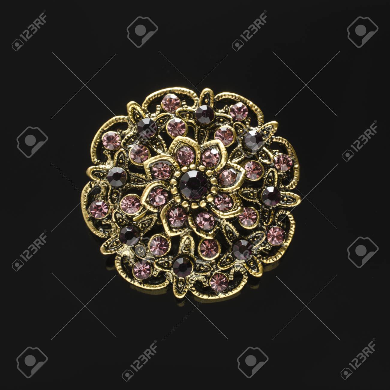 黒に分離されたパープル ダイヤモンドと銅の丸いブローチ の写真素材 画像素材 Image