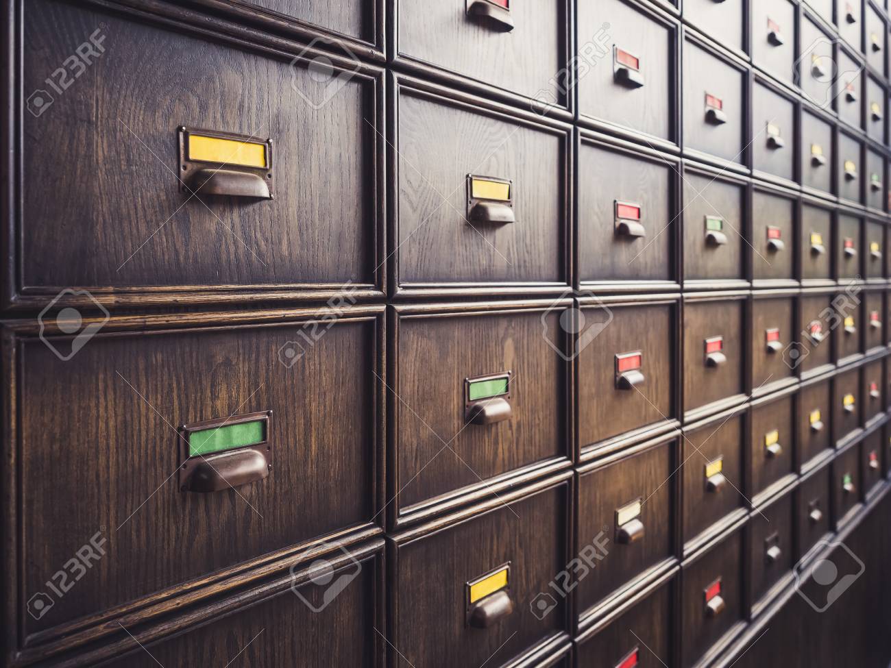 木製引き出しビンテージの古い棚の壁の背景の写真素材・画像素材 Image  