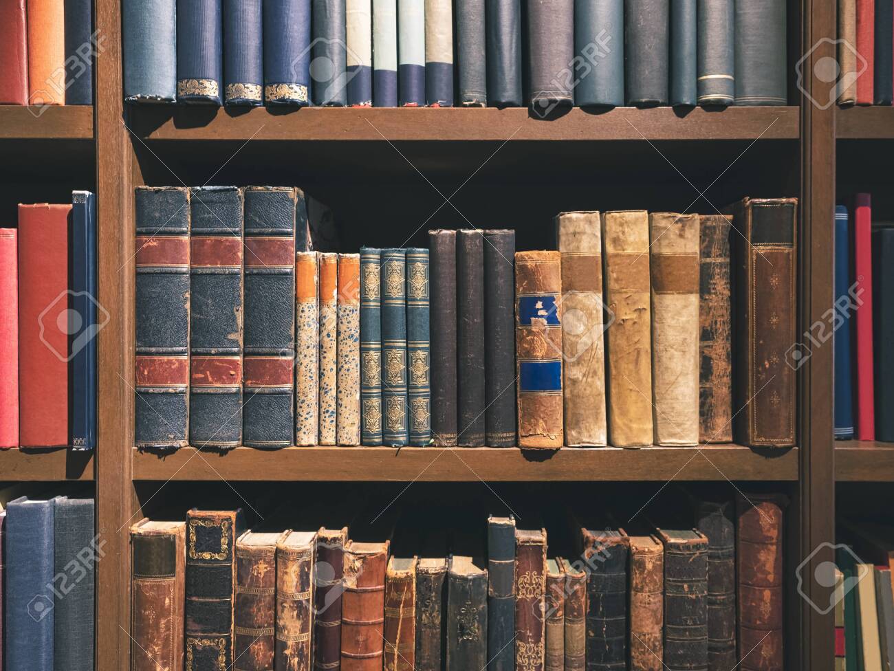 古古古書本棚史書図書館 ヴィンテージコレクションの写真素材