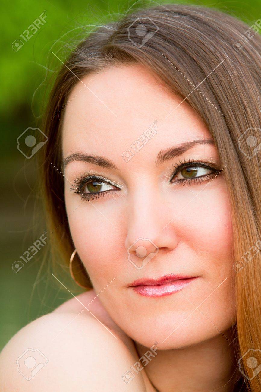 長い絹のような髪と自然に裸の肩と魅惑的なロシアの女性の肖像画 の写真素材 画像素材 Image 長い絹のような髪と自然に裸の肩と魅惑的なロシアの女性の肖像画 の写真素材 画像素材 Image