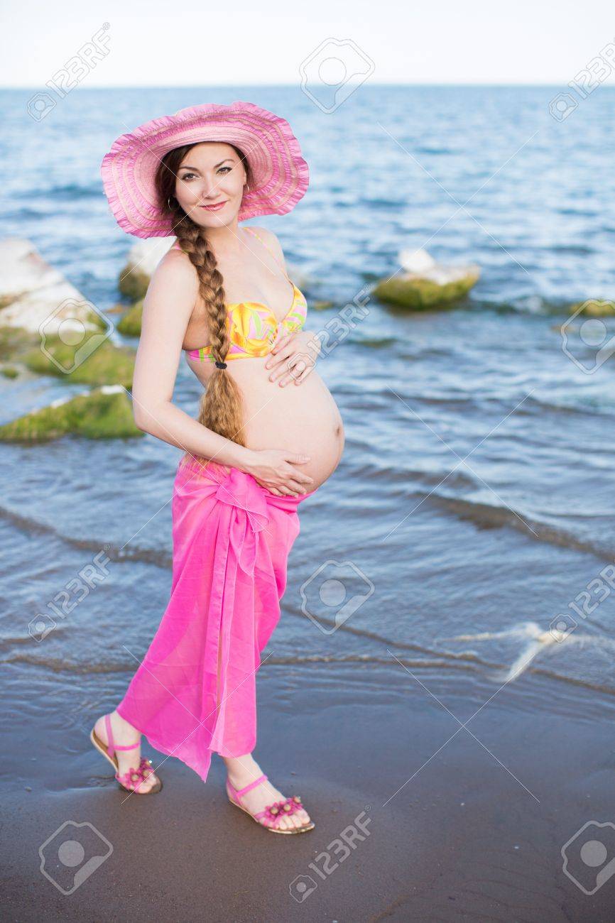 mujeres embarazadas en traje de baño