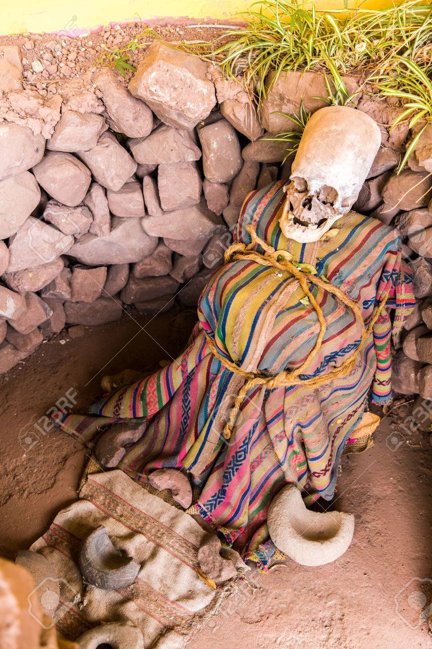 ミイラの防腐処理とペルーの頭蓋骨。Chauchilla 遺跡、ナスカの地上絵