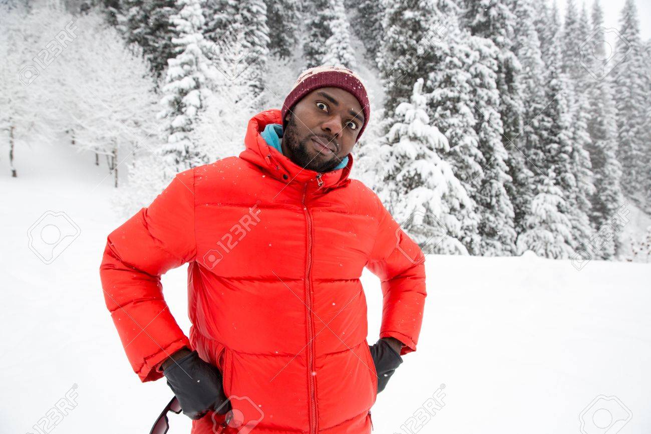 スキーでアフリカ系アメリカ人陽気な黒の男スーツ雪の降る冬 屋外でカザフスタン アルマトイ アジア の写真素材 画像素材 Image
