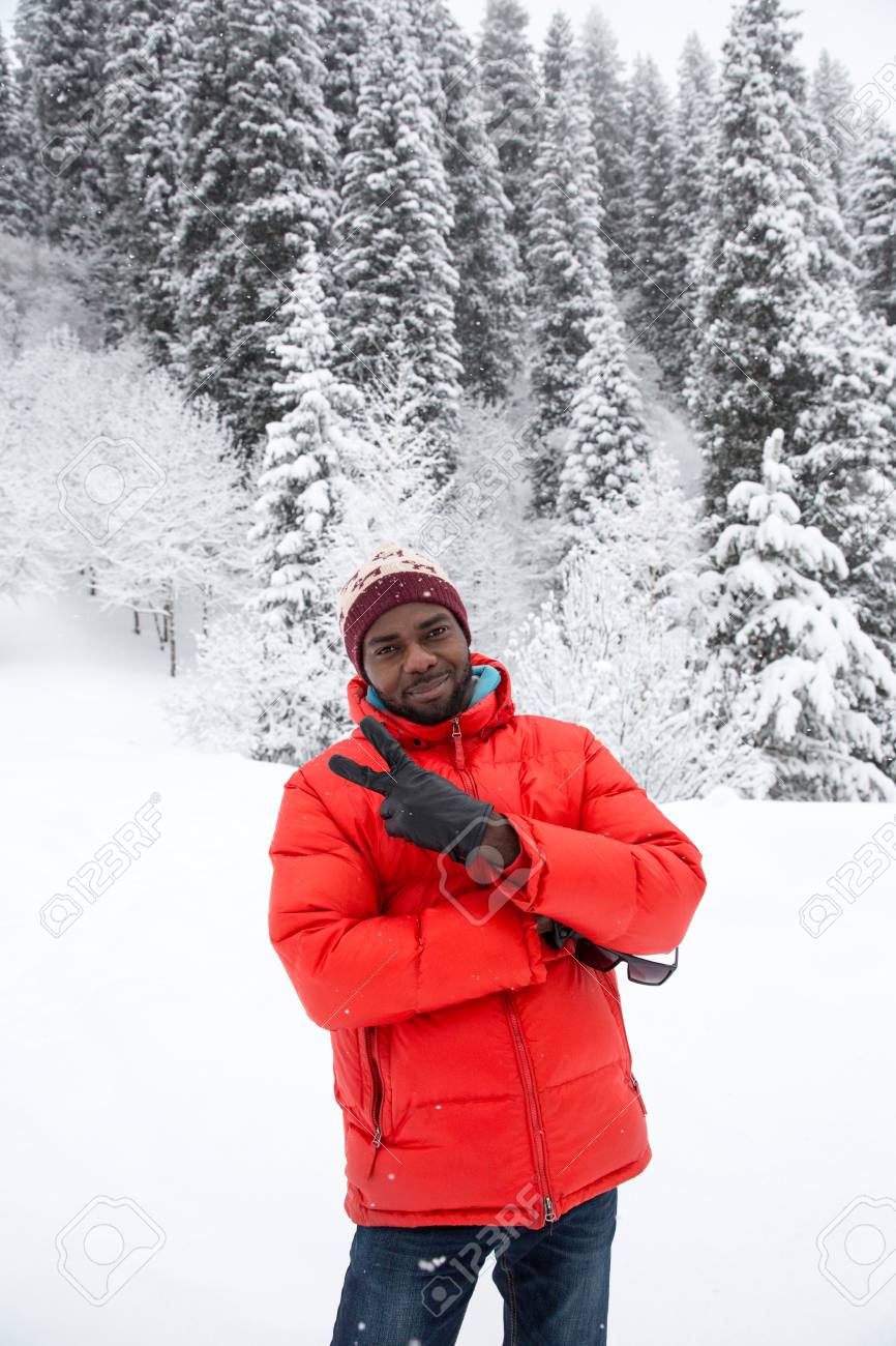 スキーでアフリカ系アメリカ人陽気な黒の男スーツ雪の降る冬 屋外でカザフスタン アルマトイ アジア の写真素材 画像素材 Image