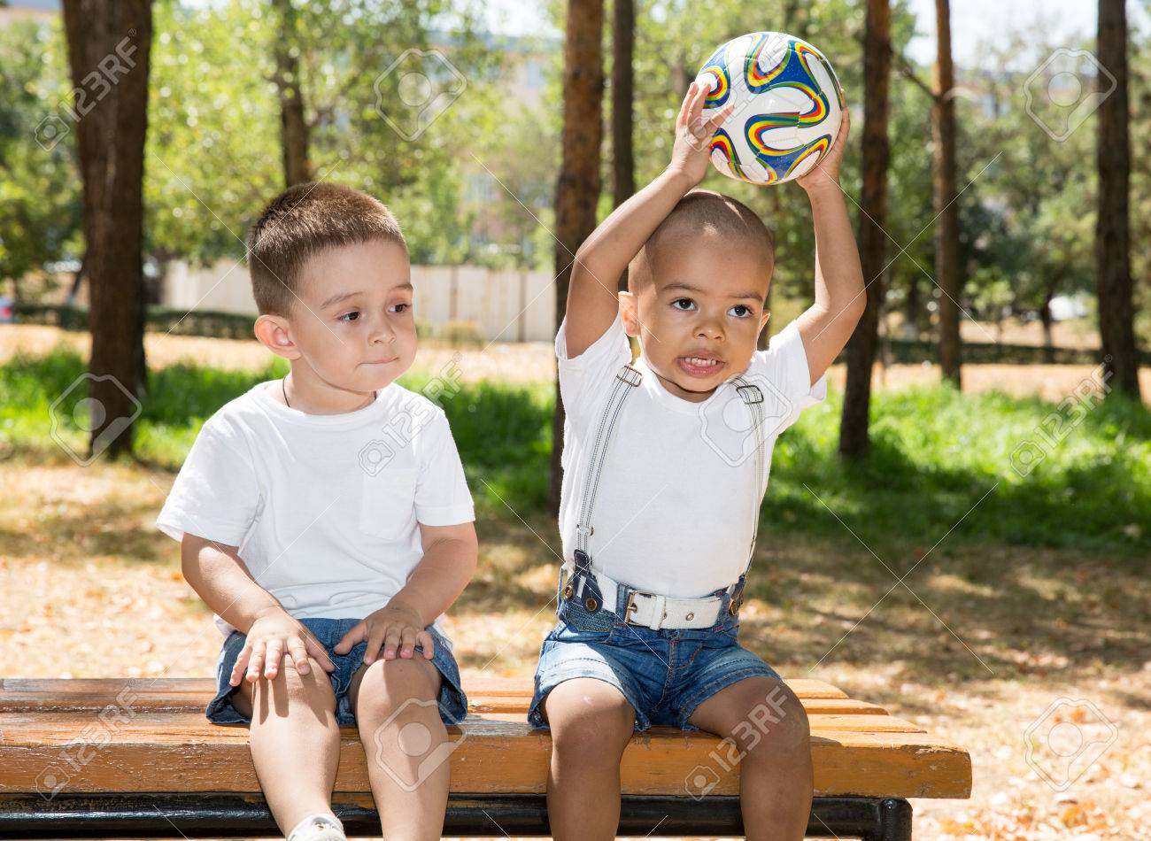 Les Petits Garcons Afro Americaine Et Caucasienne Avec Un Ballon De Soccer Dans Le Parc De La Nature A L Ete Utilisez Le Pour Le Bebe Et Le Sport Notion Banque D Images Et Photos Libres
