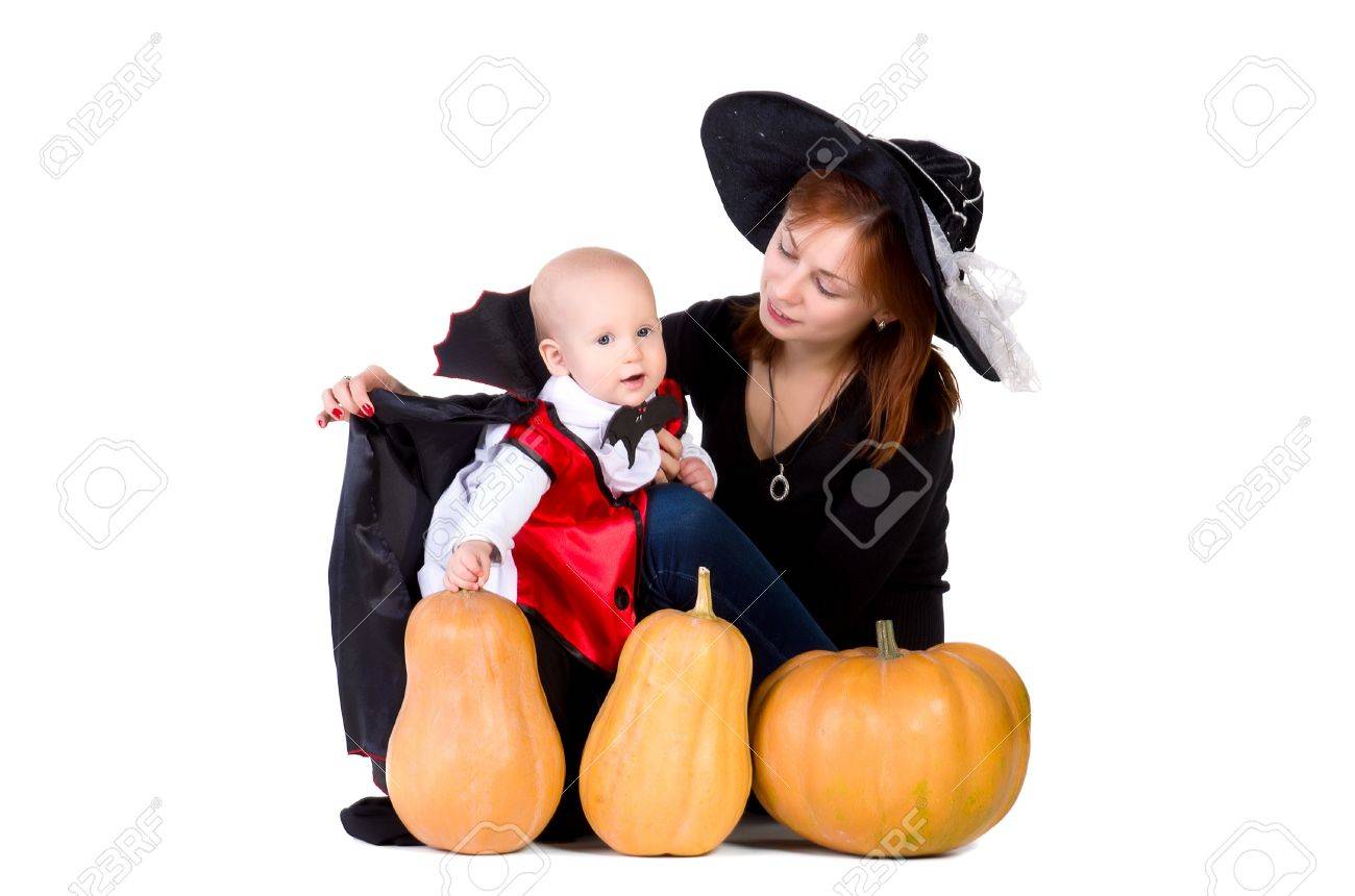 Pumpkings 近くの黒のハロウィン マントにかける彼女の息子を助ける若い魔女 の写真素材 画像素材 Image Pumpkings 近くの黒のハロウィン マントにかける彼女の息子を助ける若い魔女 の写真素材 画像素材 Image