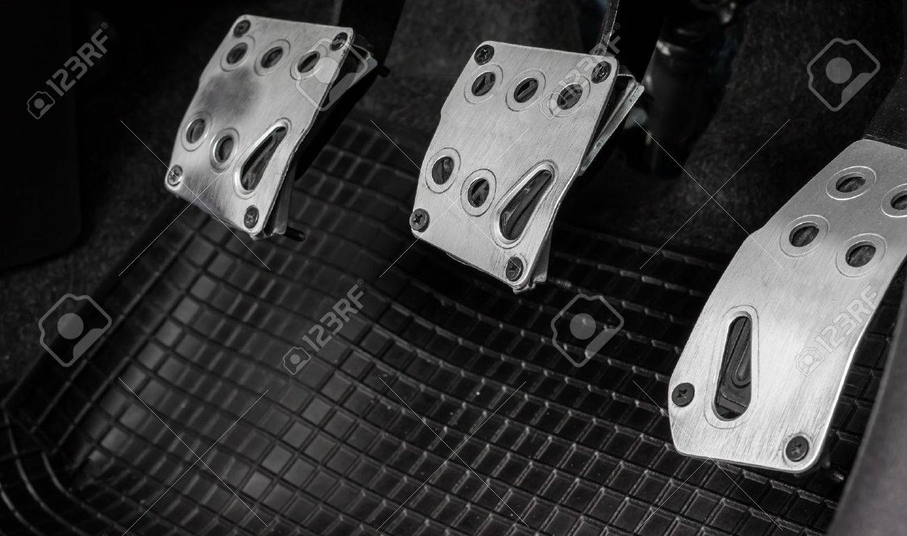 レース用の車のペダル ガス ブレーキ ペダルにクラッチ車 制御車のペダル マニュアル トランス ミッション車のペダル の写真素材 画像素材 Image レース用の車のペダル ガス ブレーキ ペダルにクラッチ車 制御車のペダル マニュアル トランス ミッション車のペダル の写真素材 画像素材 Image