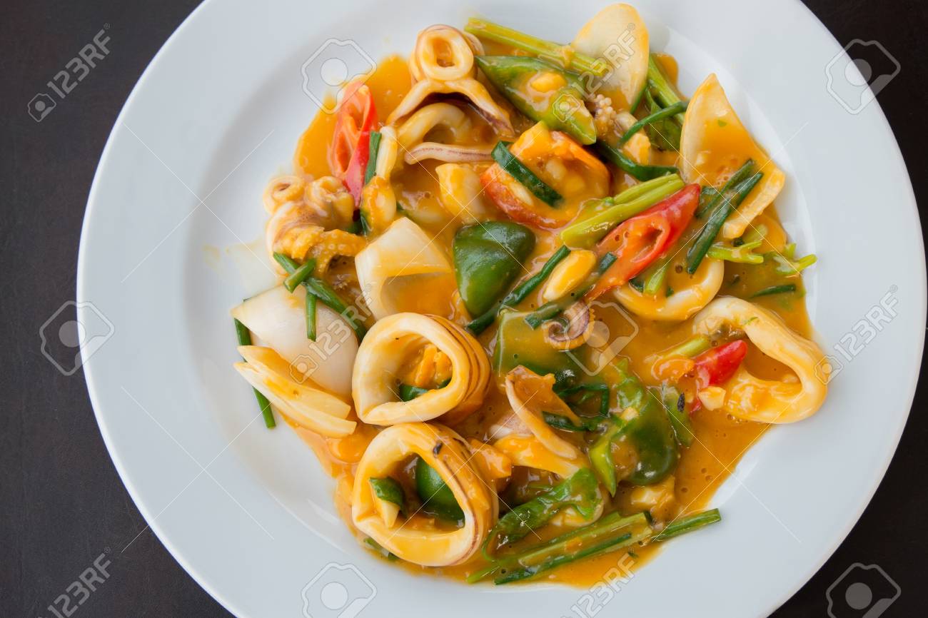 新鮮なイカの塩卵とハーブ炒め の写真素材 画像素材 Image