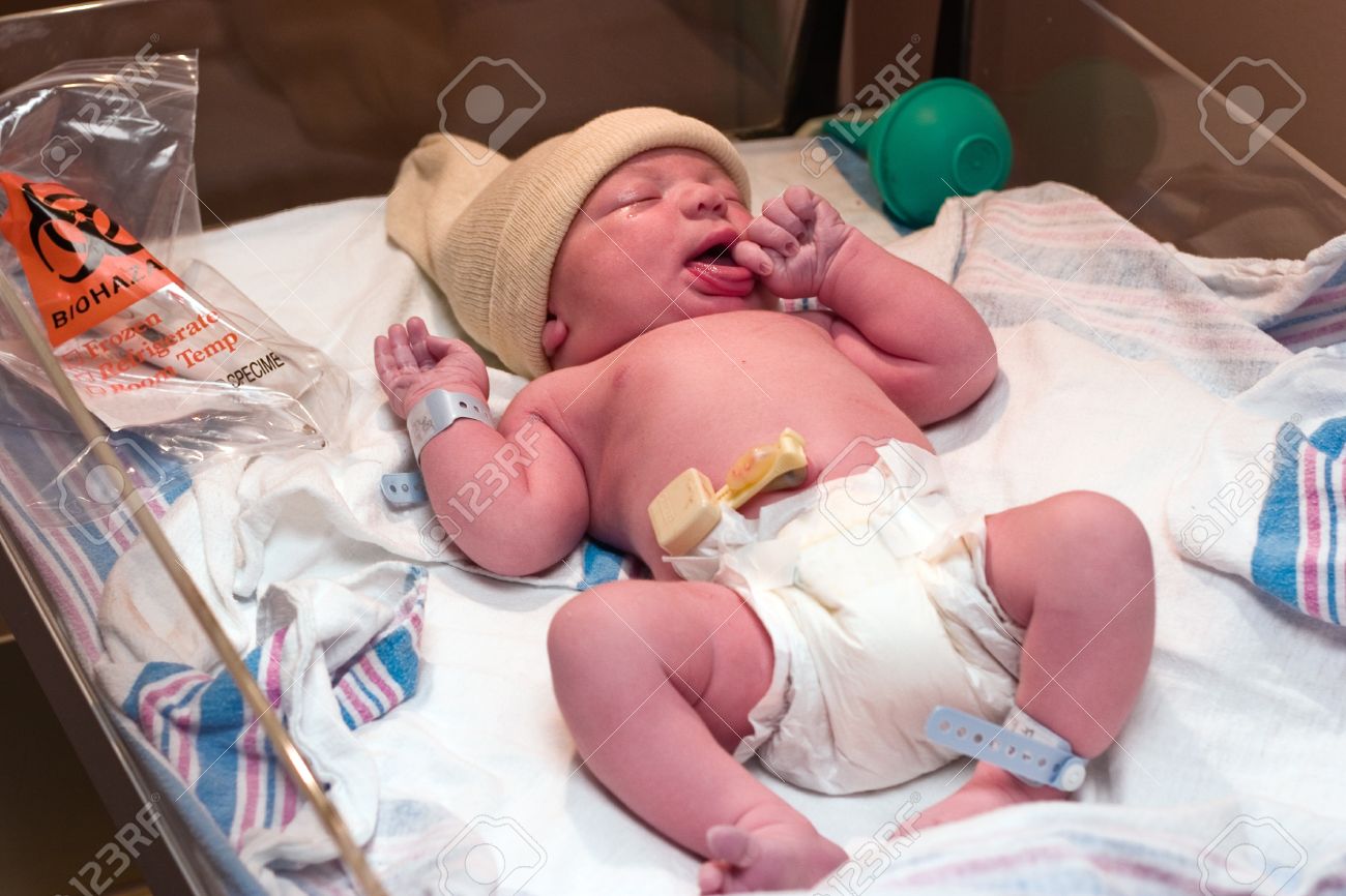 Neugeborene Baby Ruht Im Krankenhaus Nach Dem Kreisssaal Mit Lustigen Ausdruck Auf Dem Gesicht Lizenzfreie Fotos Bilder Und Stock Fotografie Image
