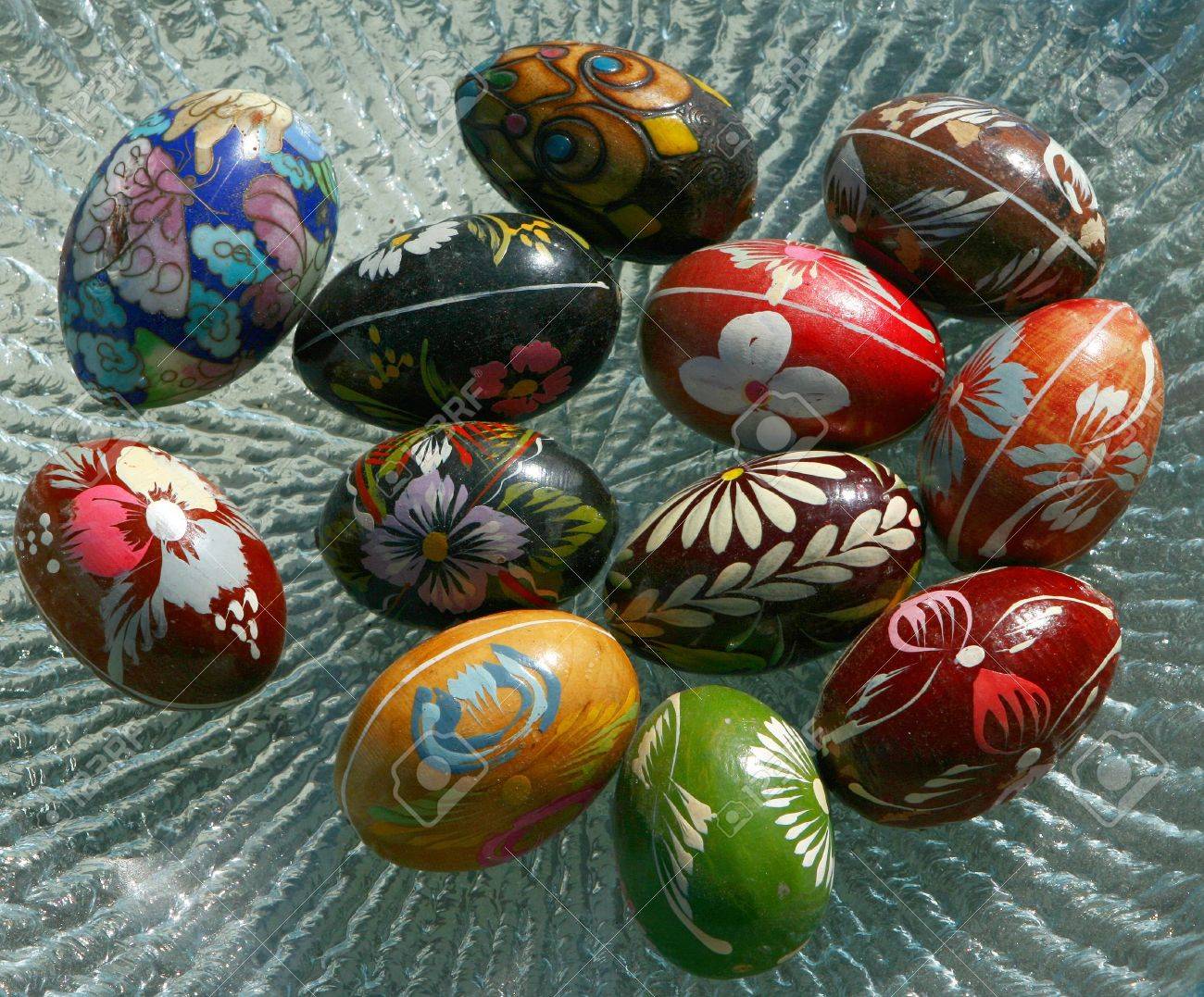 大規模なガラス板上に木製イースターエッグ装飾は 色とりどりの飾りです の写真素材 画像素材 Image 大規模なガラス板上に木製イースターエッグ装飾は 色とりどりの飾りです の写真素材 画像素材 Image