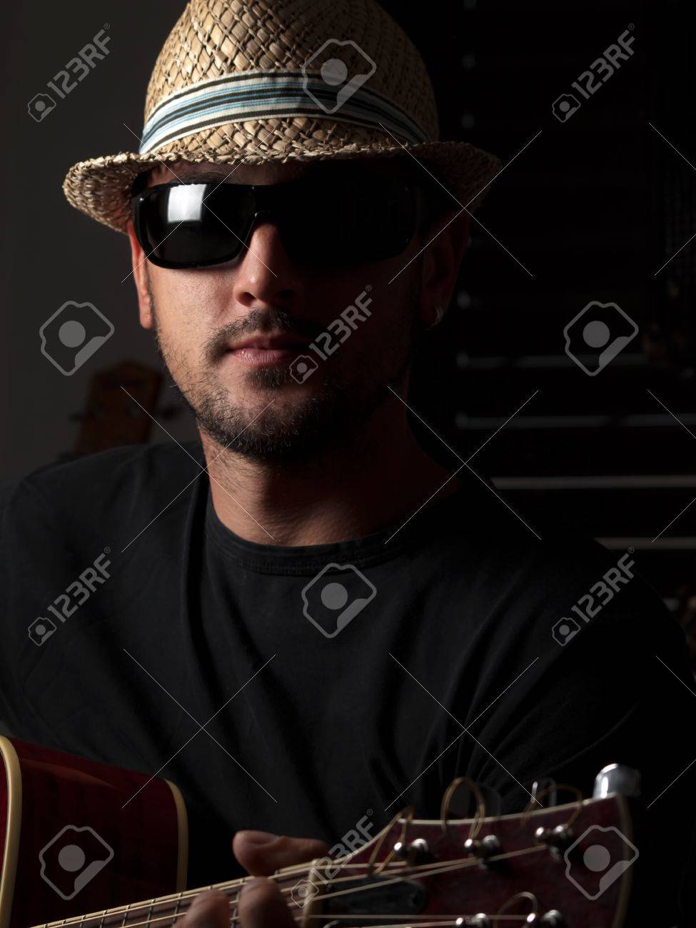 Hombre GuitarraPara Sombrero Gafas Con Y Joven Tocando Sol La De hQtxdCsr
