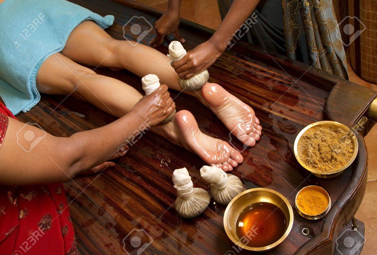 インドの医者の伝統的なアーユルヴェーダのオイルを行うフット マッサージ の写真素材 画像素材 Image