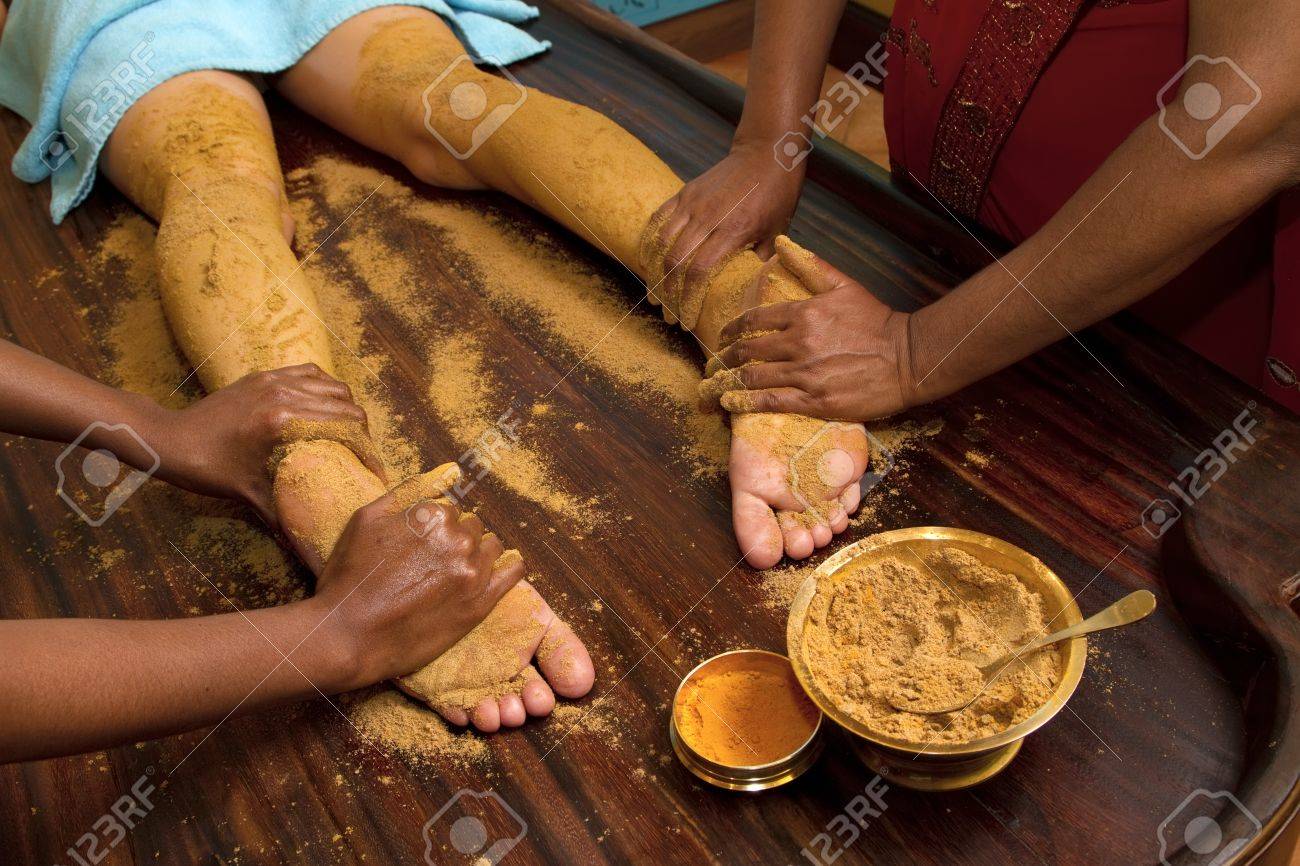 インドの医者の伝統的なアーユルヴェーダのオイルを行うフット マッサージ の写真素材 画像素材 Image
