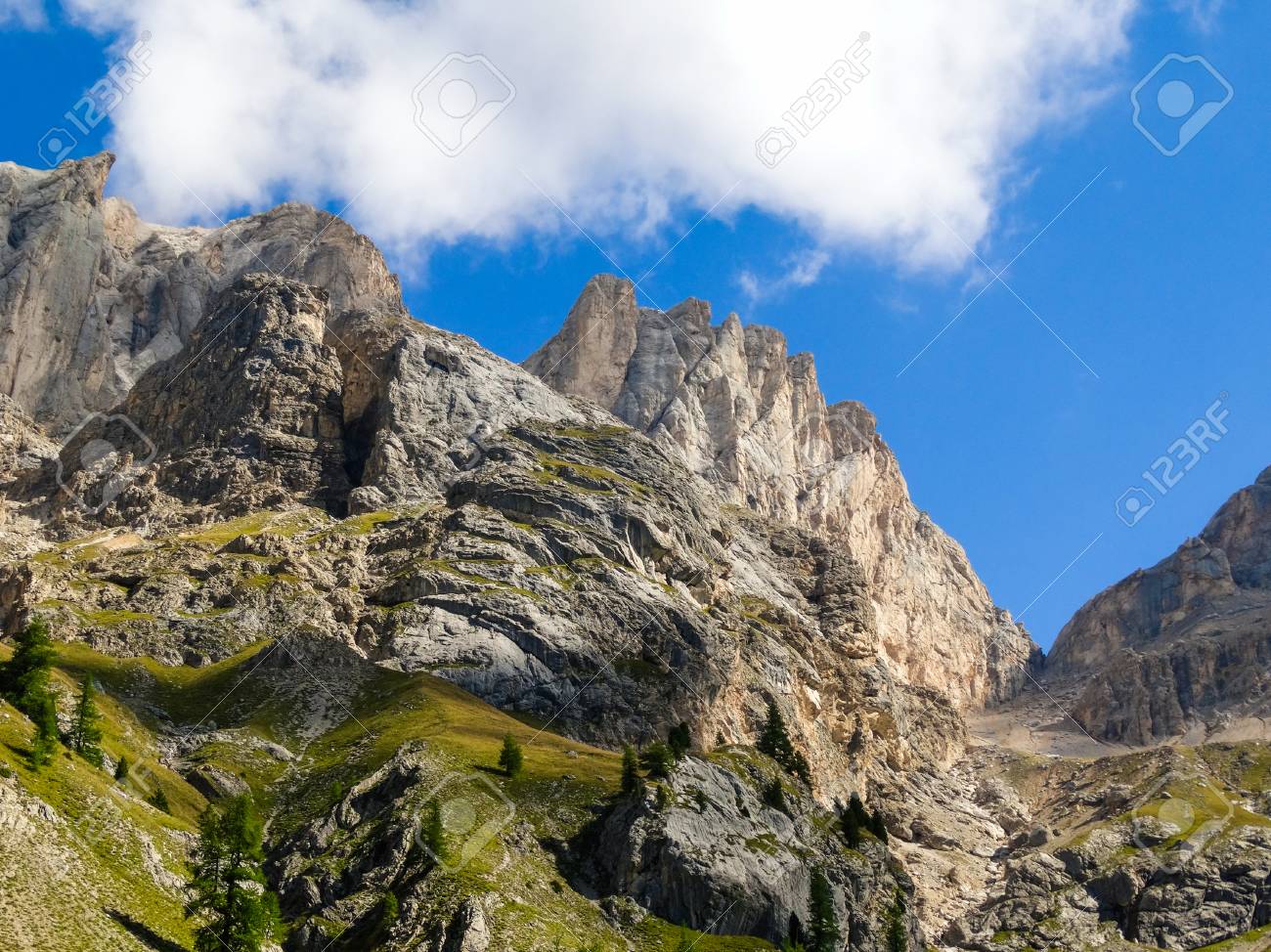 Les Dolomites Sont Une Chaîne De Montagnes Située Dans Le Nord De Litalie Ils Forment Une Partie Des Alpes Calcaires Méridionales Et Sétendent De