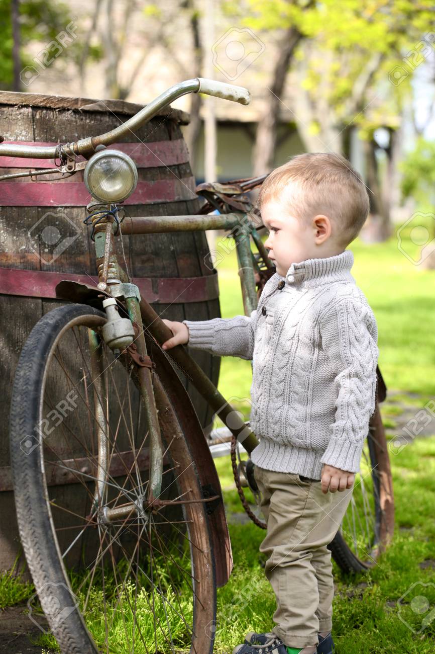 2 Ans Curieux Garcon Bebe Marche Autour Du Vieux Velo Banque D Images Et Photos Libres De Droits Image
