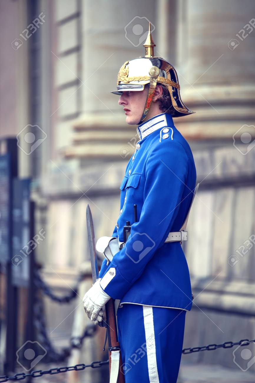 ストックホルム スウェーデン 16 年 8 月 日 16 年 8 月 日のスウェーデン ストックホルムの王宮近くの青い ユニフォームの名誉のスウェーデンのロイヤル ガード の写真素材 画像素材 Image