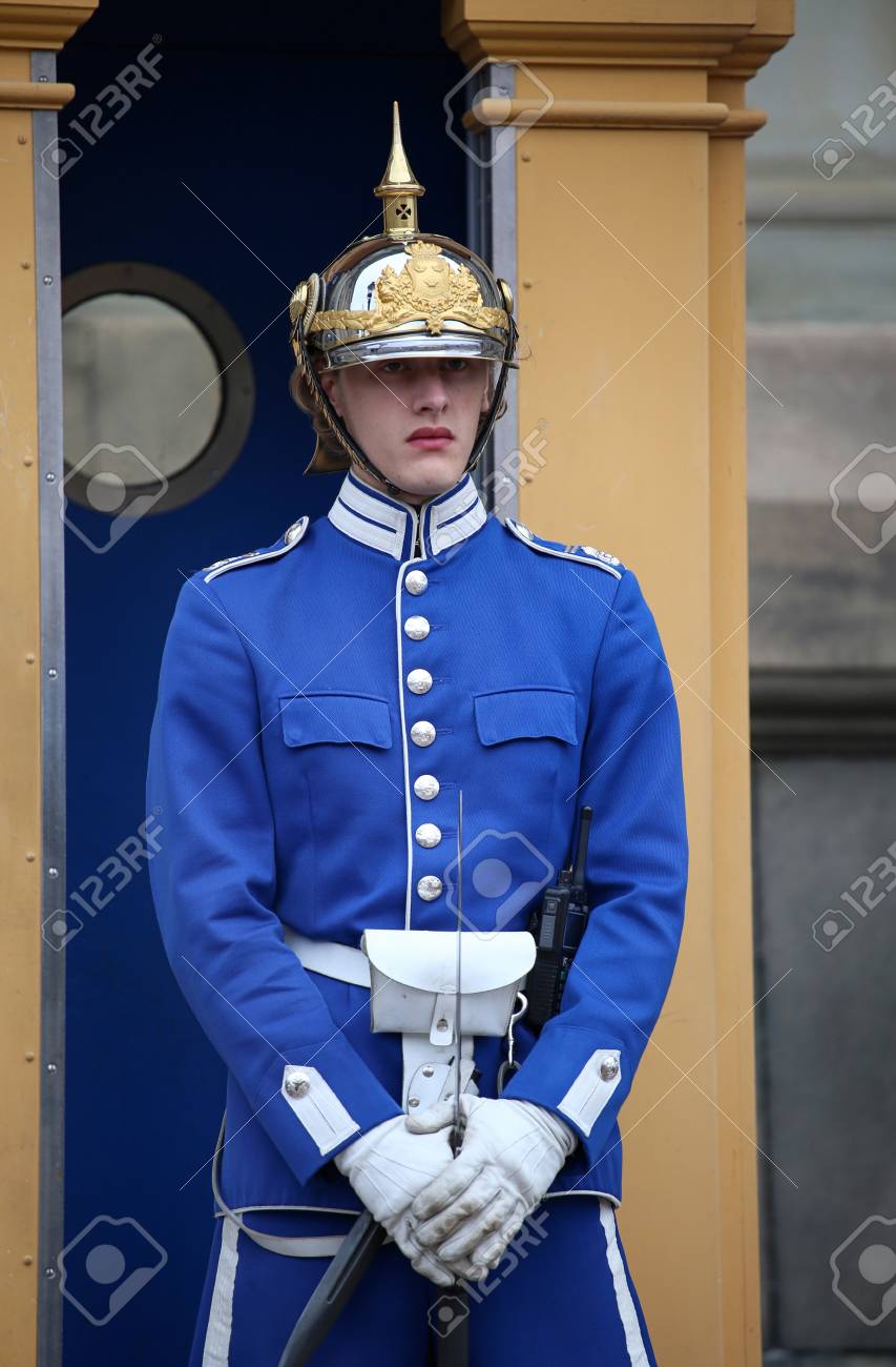 ストックホルム スウェーデン 16 年 8 月 日 16 年 8 月 日のスウェーデン ストックホルムの王宮近くの青い ユニフォームの名誉のスウェーデンのロイヤル ガード の写真素材 画像素材 Image