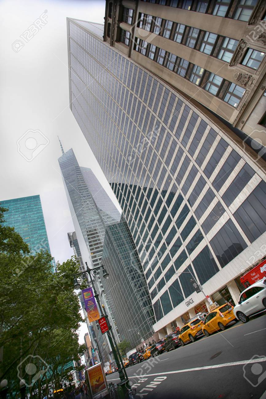 New York Verenigde Staten Augustus 18 Uitzicht Op 42nd Street Met Verkeer En The Grace Building In Manhattan New York City Het Grace Building Is Ontworpen Door Gordon Bunshaft