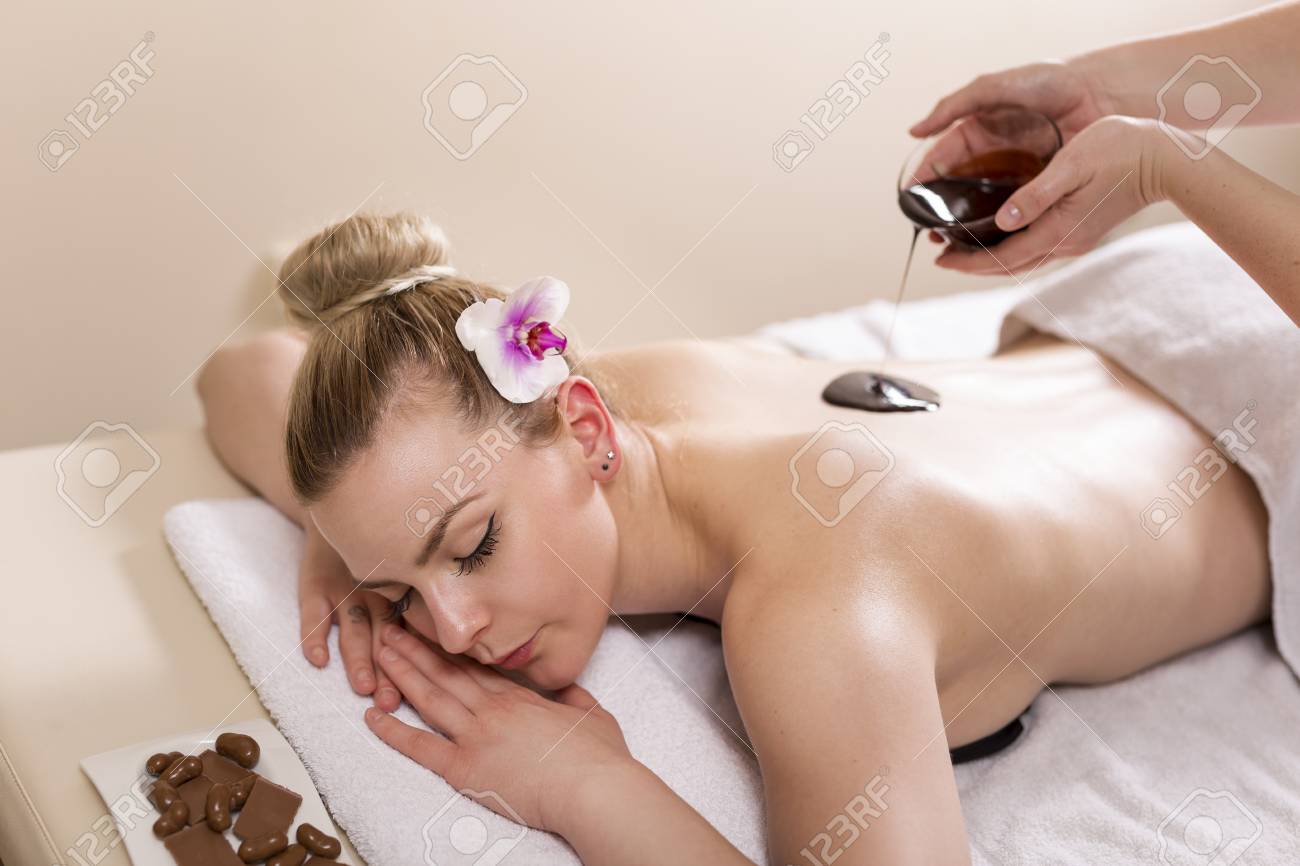 nouvelle qualité gros en ligne beauté Femme allongée dans un salon de beauté, profitant d'un massage relaxant du dos avec du chocolat nouvelle qualité gros en ligne beauté Femme allongée dans un salon de beauté, profitant d'un massage relaxant du dos avec du chocolat