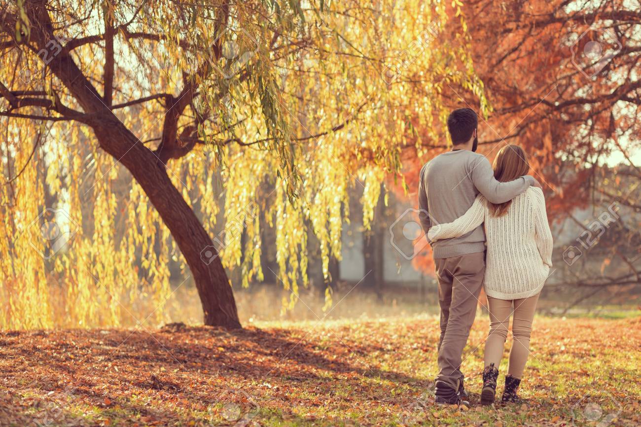 joven pareja de enamorados cogidos de la mano y caminando por un