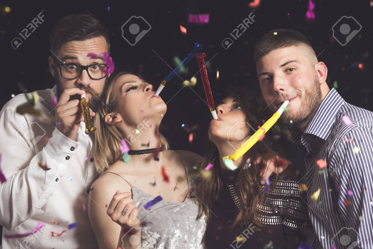 新年のパーティーで楽しい 2 つの美しい若いカップル ダンスおよび党を吹くホイッスルします の写真素材 画像素材 Image 新年のパーティーで楽しい 2 つの美しい若いカップル ダンスおよび党を吹くホイッスルします の写真素材 画像素材 Image